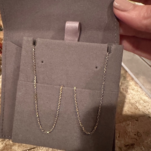 Kendra Scott necklace. New in box. Gold color - Picture 4 of 5